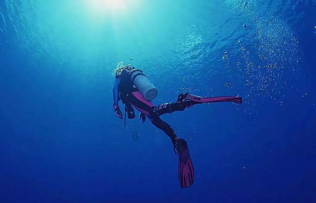 海南“村VA”迎春赛·新面孔|纵身一跃左手暴扣 这位年轻小将有力量!